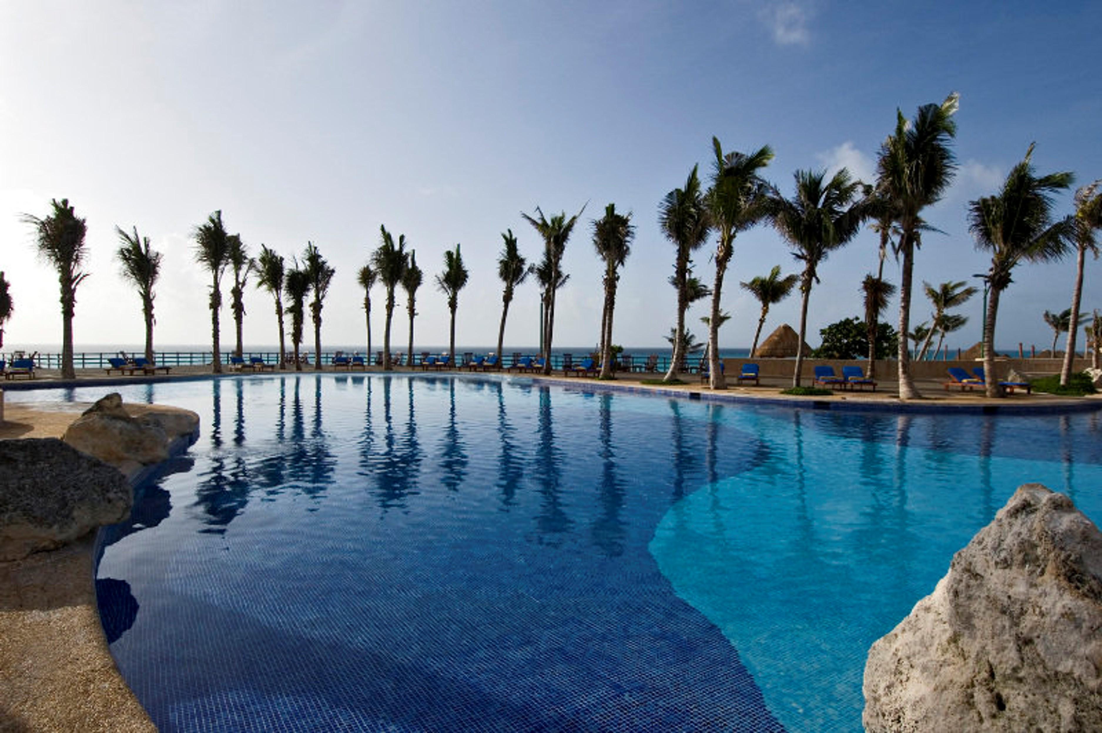 Grand Oasis Cancun - Все включено Экстерьер фото Infinity pool at the Iberostar Grand Hotel Bávaro