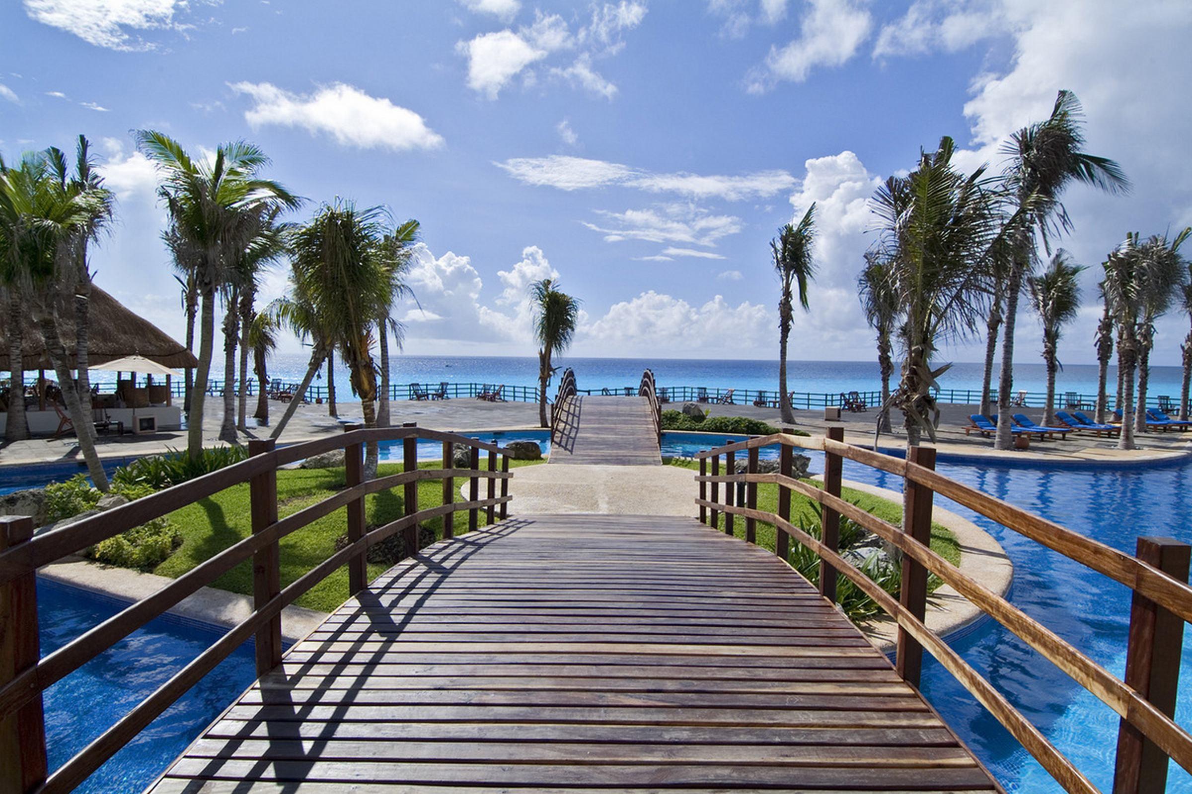 Grand Oasis Cancun - Все включено Удобства фото The boardwalk at the Grand at Moon Palace