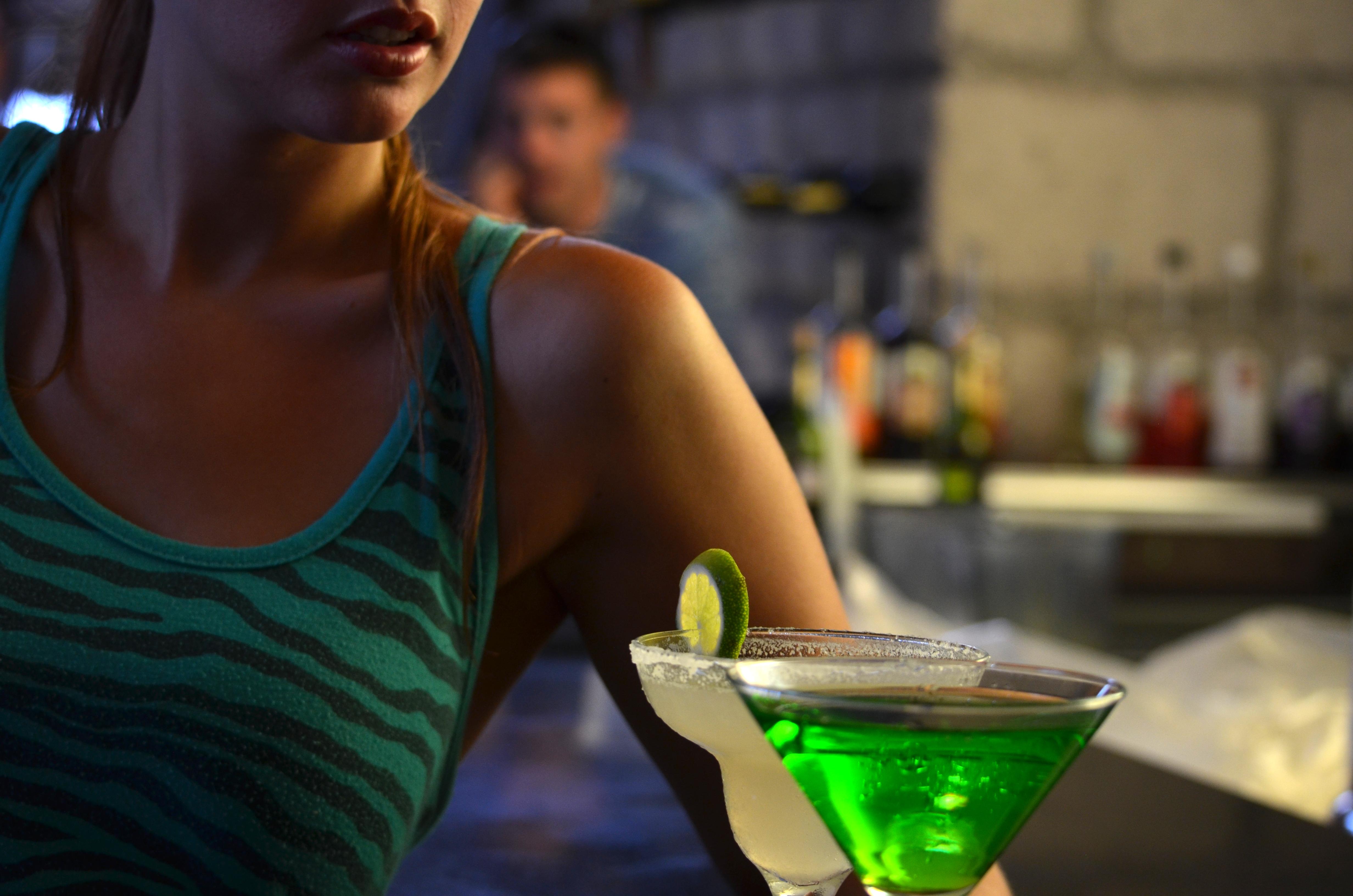 Grand Oasis Cancun - Все включено Экстерьер фото A woman holding a green cocktail