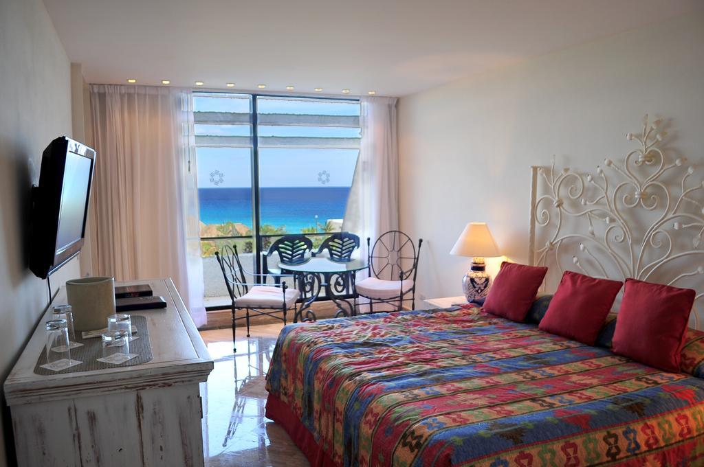 Grand Oasis Cancun - Все включено Номер фото A room at the Iberostar Grand Hotel Bávaro